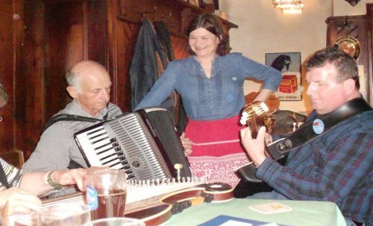 Lili Lerner hält das alte Brauchtum hoch und freut sich über jeden Musikanten. Fotos: Lili Lerner