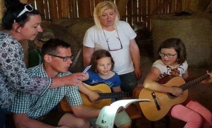 Josef Hinterramskogler (2 .v. l.) sang gemeinsam mit seinen Kindern Lieder. 