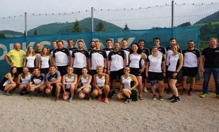 Die Tennismannschaften wurden von Sport Harreither mit neuen Dressen ausgestattet.