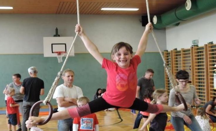 Anna Wegscheider stellt sich als „Zirkuskünstlerin“ an den Ringen vor.