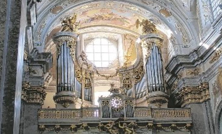 Unter den kunstvollen Fresken des Daniel Gran erklingen in den Sommermonaten Orgelkonzerte.