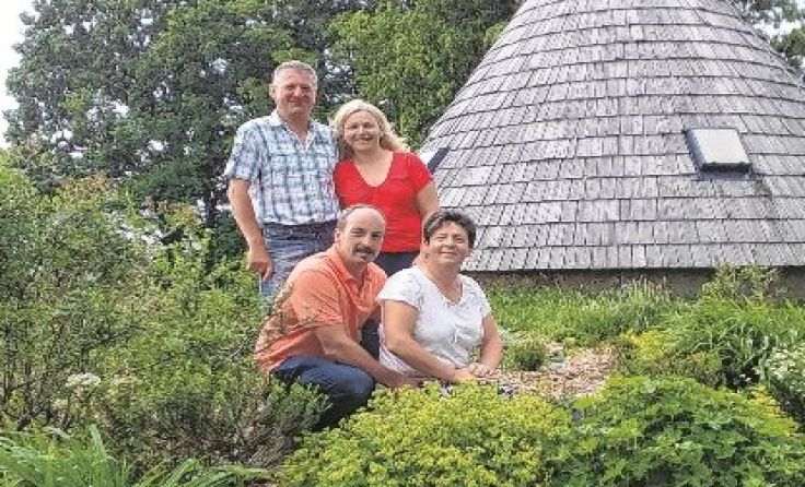 (hockend): Josef und Heide Maria Polsterer; (stehend): Johann Rumpl und Andrea Artmüller