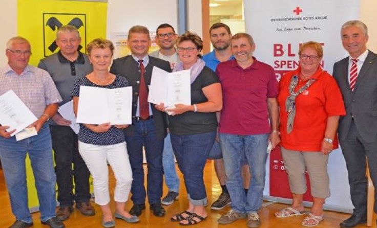 Sieben treue „Lebensretter“ wurden mit Verdienstmedaillen ausgezeichnet. Foto: RKNÖ/Bohlheim 