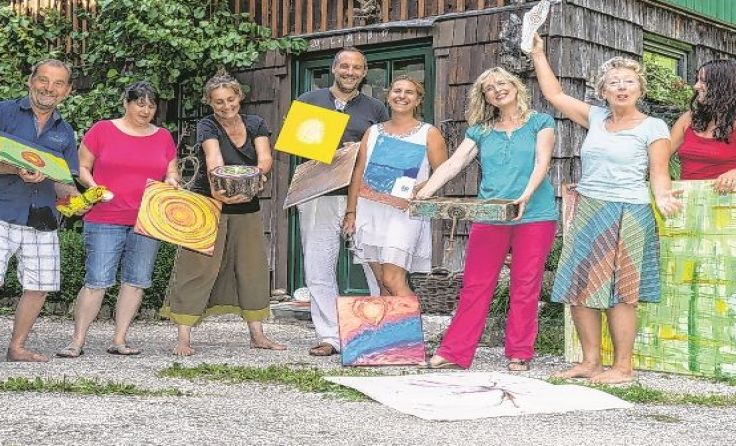 Hanni‘s (2. v. r.) Farbscheune ist ein besonderer Kraftort mit „good vibes“. 