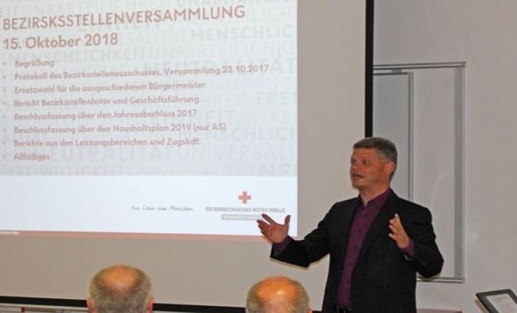 Rot-Kreuz-Bezirksstellenleiter Andreas Hanger lieferte Rück- und Ausblicke. Foto: RKNÖ/Bohlheim