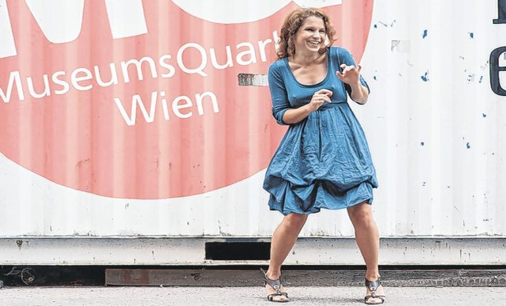 Monika Müksch trainiert am 19. November die Lachmuskeln ihres Publikums.