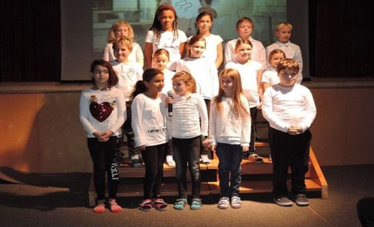 Auch der Chor der Volksschule gab Lieder zum Besten.