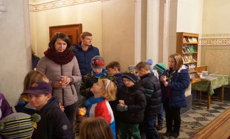Mit Kerzenlichtern zogen die kleinen Pfadis in die Gleißer Kirche. 