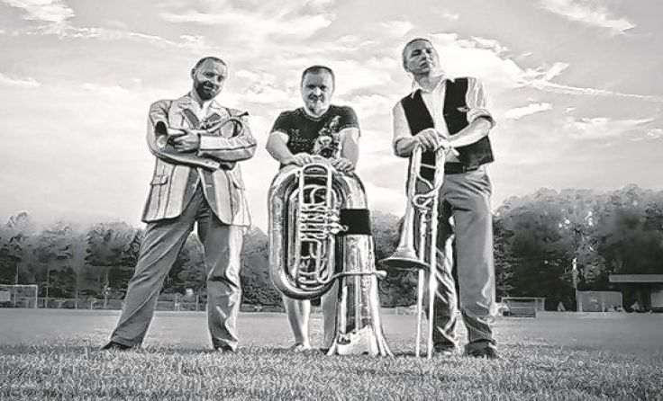 Drei von sieben Musikern der Monzil Brass Band Foto: Roman Rindberger