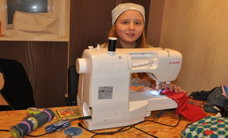 Eva Pilsinger an der Nähmaschine (Foto: Verein Spürsinn)