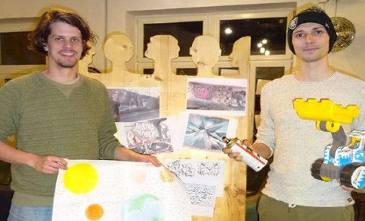 Matthias Farfeleder (Leiter Jugendzentrum „Bagger“) und Graffitikünstler RoxS (v. l.)