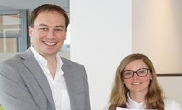 Der Kaufmännische Direktor Martin Kaiser gratuliert LInda-Maria Herb. Foto: LK Waidhofen/Ybbs
