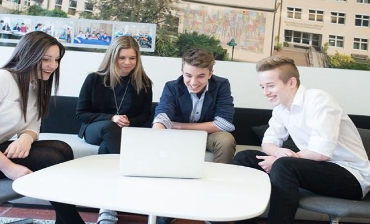 BusinessHAK-Schüler tracken in der Aula. Foto: HAK Waidhofen