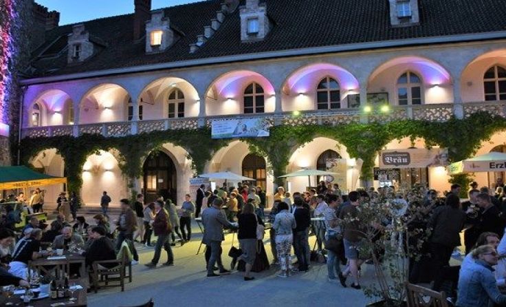 Bierspezialitäten im stimmungsvollen Arkadenhof (Foto: Stadt Waidhofen)