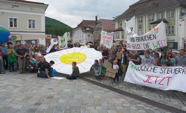 Für die Erde wurde ein Rettungssprungtuch aufgespannt. Foto: Georg Wagner