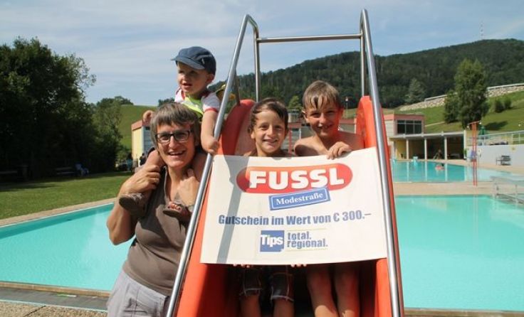 Bernadette Nefischer wurde im Freibad Böhlerwerk vom Glücksengerl überrascht. Foto: Karin Novak
