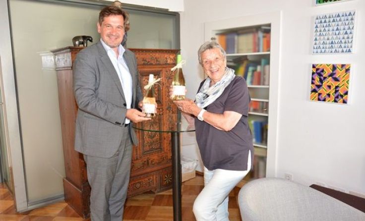 Bürgermeister Werner Krammer mit der Waidhofner Künstlerin Elfi Stummer (Foto: Stadt Waidhofen)