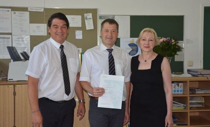 Direktor Christian Sitz, Josef Schönegger und Brigitte Wöhrer (v. l.) Foto: BRG Waidhofen