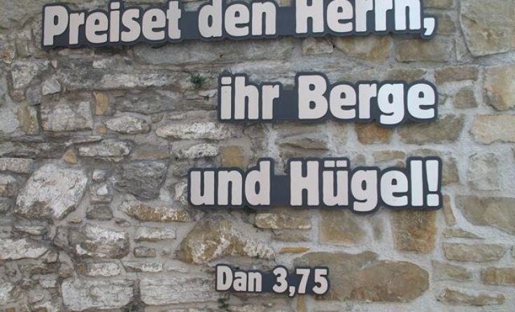 Dieser Psalm findet sich auf der Mauer zwischen Basilika und Pfarrheim. Foto: Karin Novak