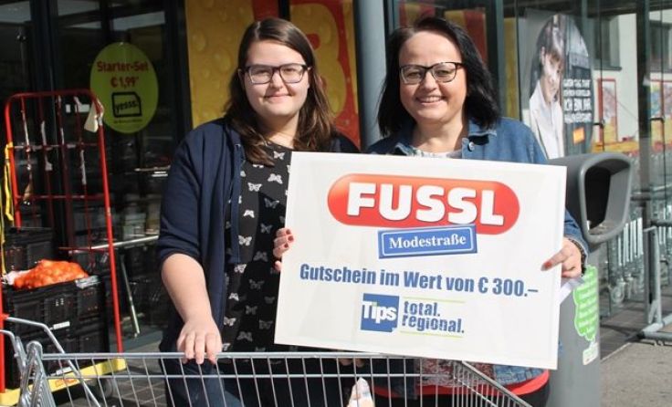 Helga Nachbargauer mit Tochter Verena wurde beim Einkauf überrascht. Foto: Karin Novak