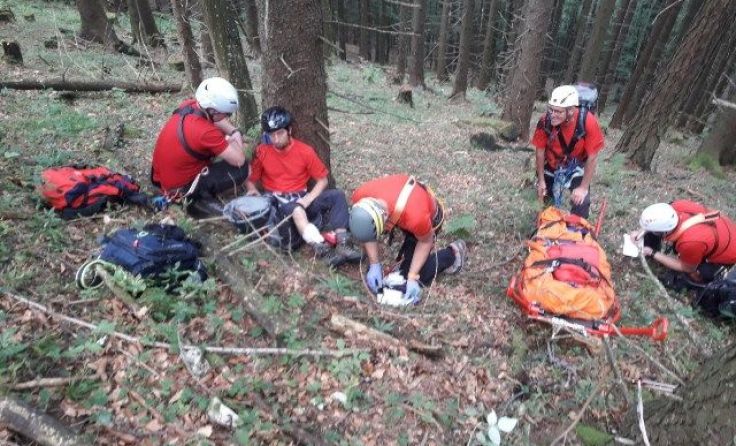 Die Bergretter bergen einen Verletzten aus steilem Gelände (Fotos: ÖBRD