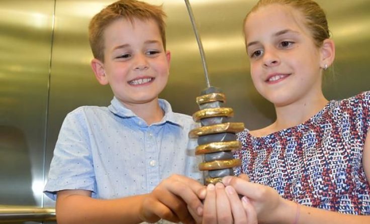 Moritz und Annika Lindenhofer bestaunen "Schmiedeschätze". Foto: Gemeinde Ybbsitz