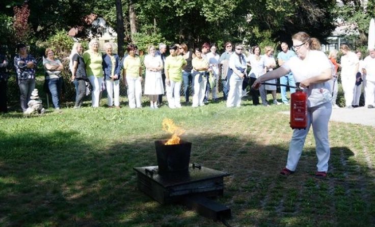 Diätologin Bettina Schuller beim Löschversuch mittels Feuerlöscher (Foto: LK Waidhofen)