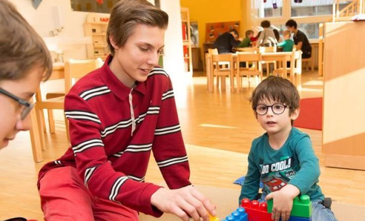 Junge Männer lernen den Beruf des Kindergärtners kennen. Fotos: Erich Hussmann/Sozialministerium