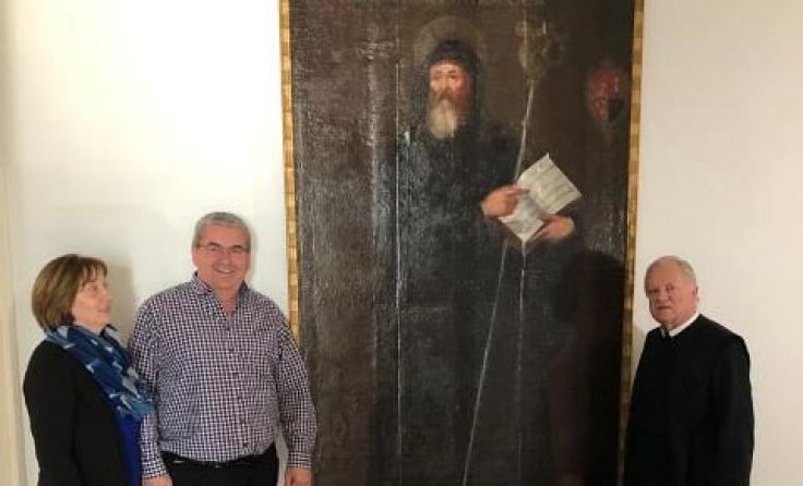 Die Sponsoren übergeben das Bild an Superior Pater Franz Hörmann. Foto: Josef Piwonka