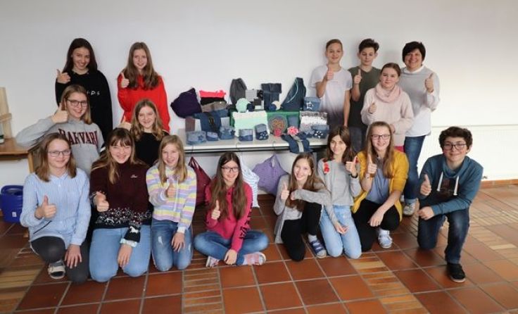Schüler verwerten weggeworfene T-Shirts und ausgemusterte Jeans. Fotos: NMS Ybbsitz