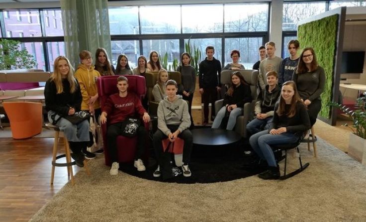 Schüler der 2B HAK mit Birgit Höllmüller bei Bene Foto: HAK Waidhofen