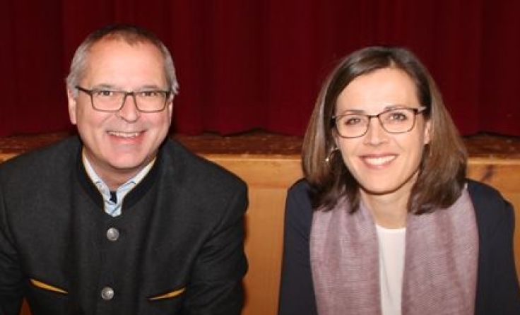 Die umsichtigen Wahlhelfer: Amtsleiter Johann Eblinger und Mitarbeiterin Martina Hinterleitner