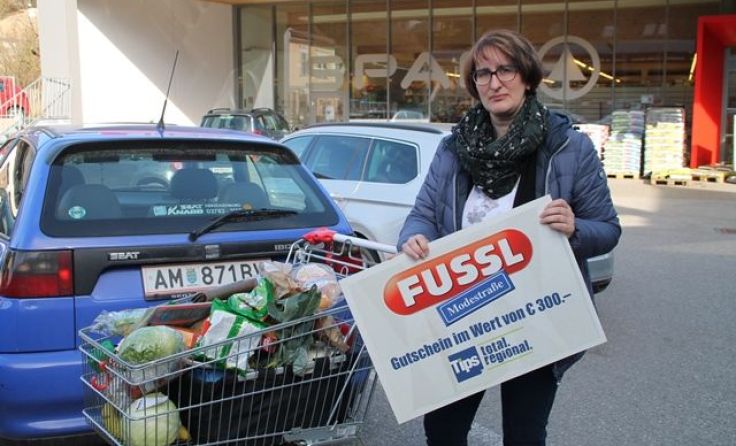 Beim Einkauf für ihre fünfköpfige Familie wurde Karin Haselsteiner überrascht. Foto: Karin Novak