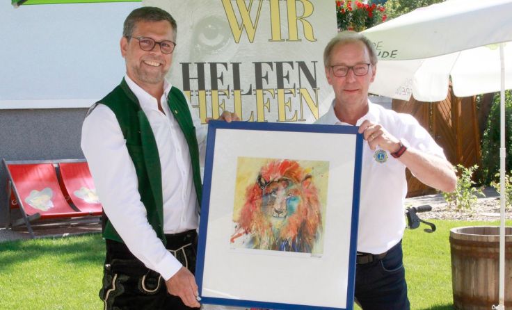 Bruno Bernreitner (r.) übergibt an Erwin Hatzmann. Foto: C. Hochpöchler