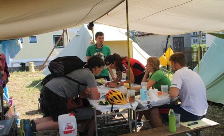 Unterm Küchendach laufen die Vorbereitungen auf den "Hike". Fotos: Karin Novak