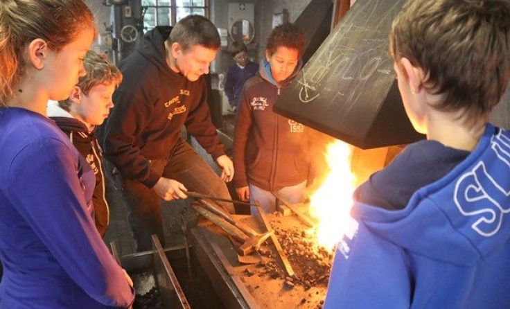 Thomas Hofstädt (Mitte) ist einer der Schmiedeakademie-Dozenten.Foto: Schmiedeakademie Ybbsitz
