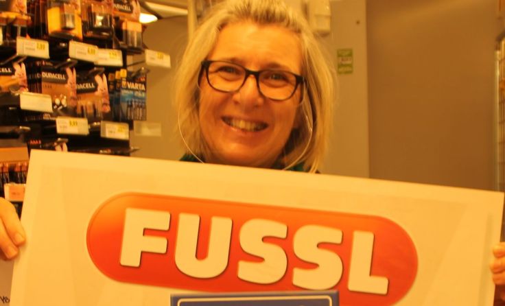 Claudia Bohacek aus Böhlerwerk freute sich sehr über den unerwarteten Gewinn. Foto: Karin Novak