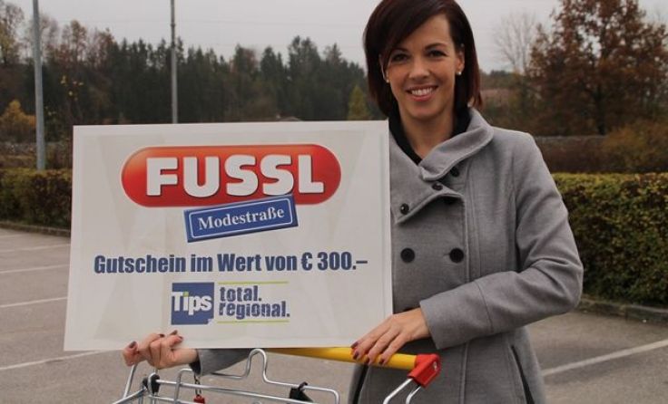 Auf dem Weg zum Einkaufen wurde die Anita Rößler vom Glücksengerl überrascht. Foto: Karin Novak