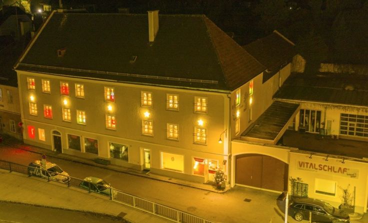 Jeden Tag wird ein weiteres Fenster erleuchtet. Fotocredit: Vitalschlaf® & Stefan Schweiger