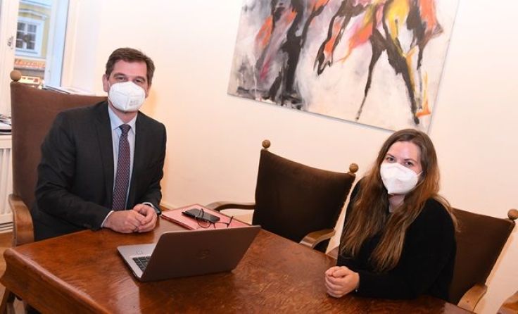 Gemeinderätin Silvia Hraby stellte Bürgermeister Werner Krammer die Idee des Plaudernetzes vor.