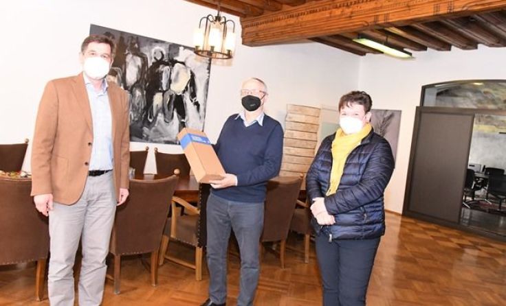 Bürgermeister Werner Krammer, Herbert und Christine Mairhofer (v. l.)Foto: Stadt Waidhofen