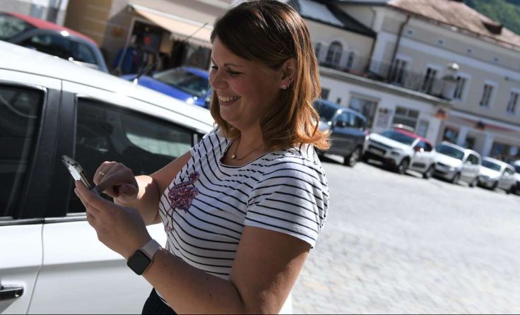 Wer per Handy die Parkgebühr bezahlt, spart sich den Weg zum Ticketautomaten. Foto: Stadt Waidhofen