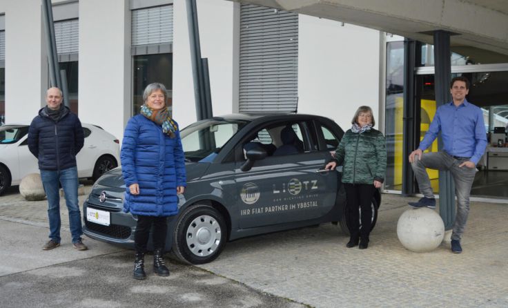 Die Fiat 500 Hybrid geht an Franziska Six aus Biberbach. (Foto: Verein Stadtmarketing)