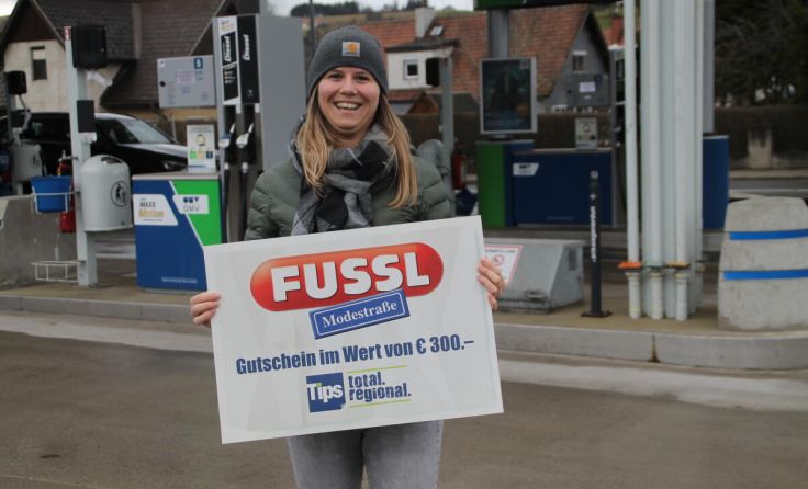 Die hübsche Gewinnerin Daniela Grill freut sich auf das Shoppen bei Fussl. (Foto: Karin Novak)