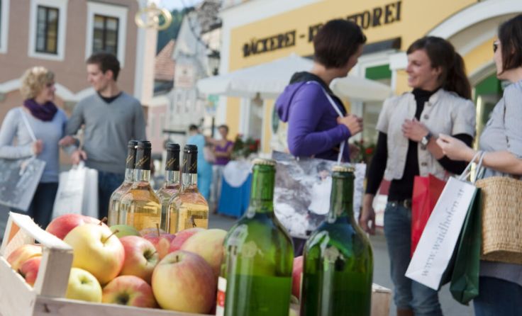 Flanieren, verkosten, einkaufen – beim Genussmarkt am Hohen Markt (Foto: Josef Herfert)
