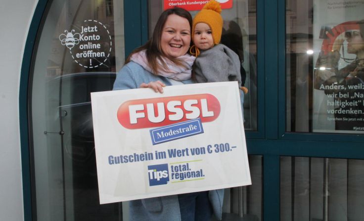 Julia Aigner wurde mit Töchterchen Viktoria vom Glücksengerl überrascht. (Foto: Karin Novak)