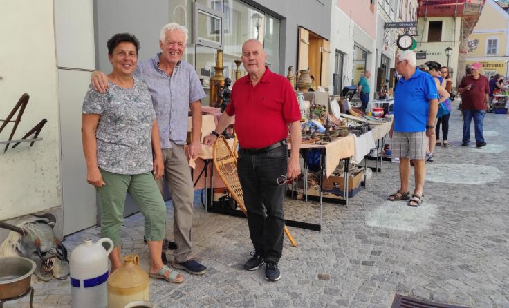 Organisator des Flohmarktes ist Franz Eichleter (rotes Polo). (Foto: Verein Stadtmarketing)