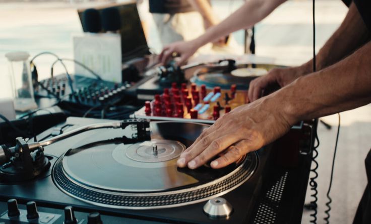 In der Fuzo kann man sich sogar am Turntable ausprobieren. (Foto: Ivan Neru_AdobeStock.com)
