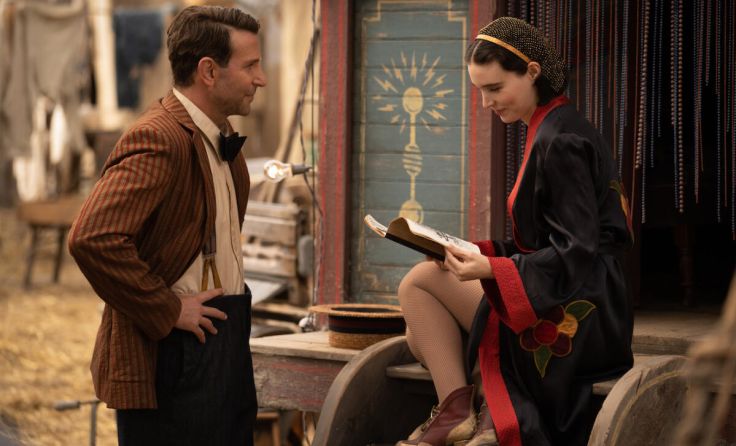 Bradley Cooper und Rooney Mara im Film "Nightmare Alley" (Foto: The Walt Disney Company)