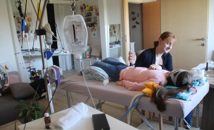Die Krankenhausatmosphäre ist Lebensalltag von Sabine und Olivia. (Foto: Karin Novak)